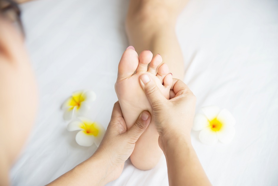 woman-receiving-foot-massage-service-from-masseuse-close-up-hand-foot-relax-foot-massage-therapy-service-concept